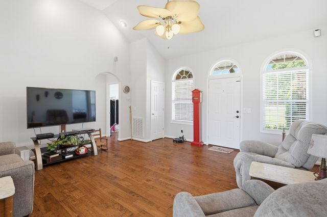 465 Old 25 Loop Road, Castalian Springs, TN 37031