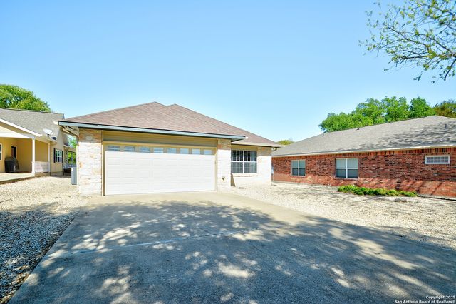215 Canyon Creek, Kerrville, TX 78028