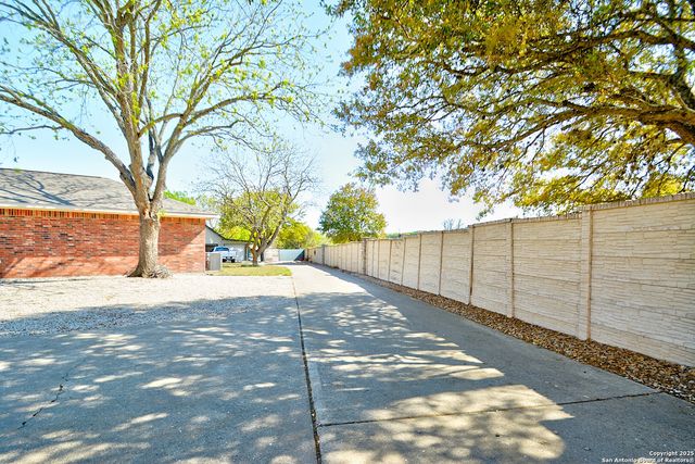 215 Canyon Creek, Kerrville, TX 78028