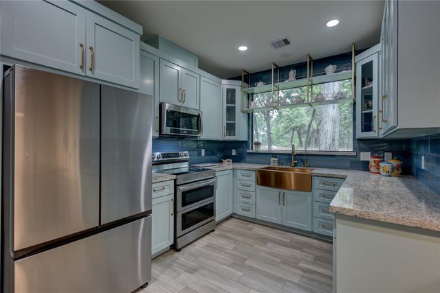 305 Pinehurst Dr Drive, New Ulm, TX 78950