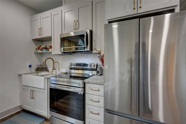 305 Pinehurst Dr Drive, New Ulm, TX 78950