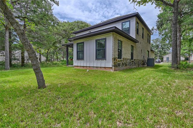 305 Pinehurst Dr Drive, New Ulm, TX 78950