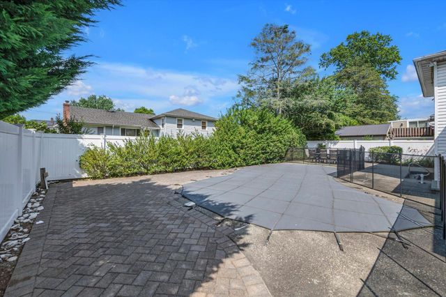 240 Somerset Drive, Hewlett, NY 11557