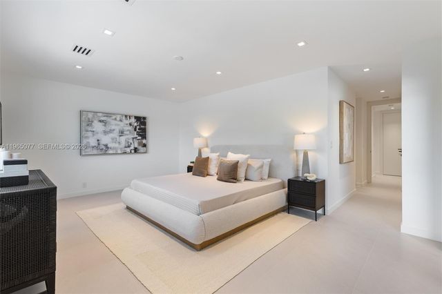 19721 NE 23rd Ave, Miami, FL 33180