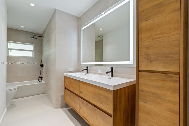 19721 NE 23rd Ave, Miami, FL 33180