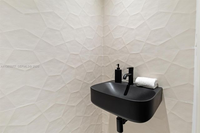 19721 NE 23rd Ave, Miami, FL 33180