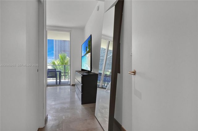 68 SE 6th St 1004, Miami, FL 33131