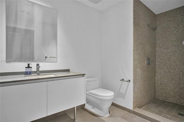 68 SE 6th St 1004, Miami, FL 33131