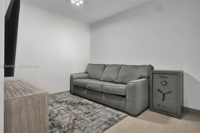 68 SE 6th St 1004, Miami, FL 33131