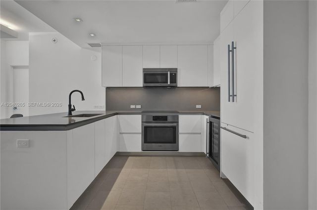 68 SE 6th St 1004, Miami, FL 33131
