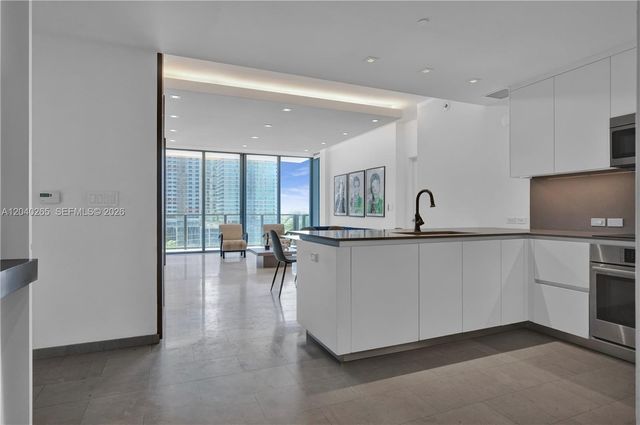 68 SE 6th St 1004, Miami, FL 33131