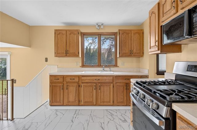 75 Fairoaks Lane, Cheektowaga, NY 14227