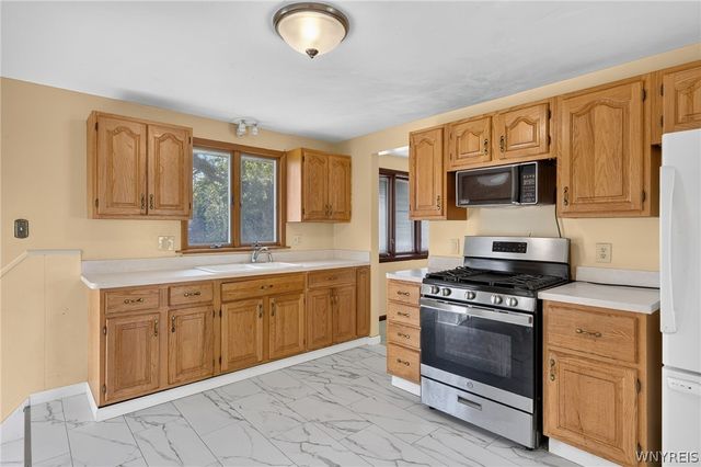 75 Fairoaks Lane, Cheektowaga, NY 14227