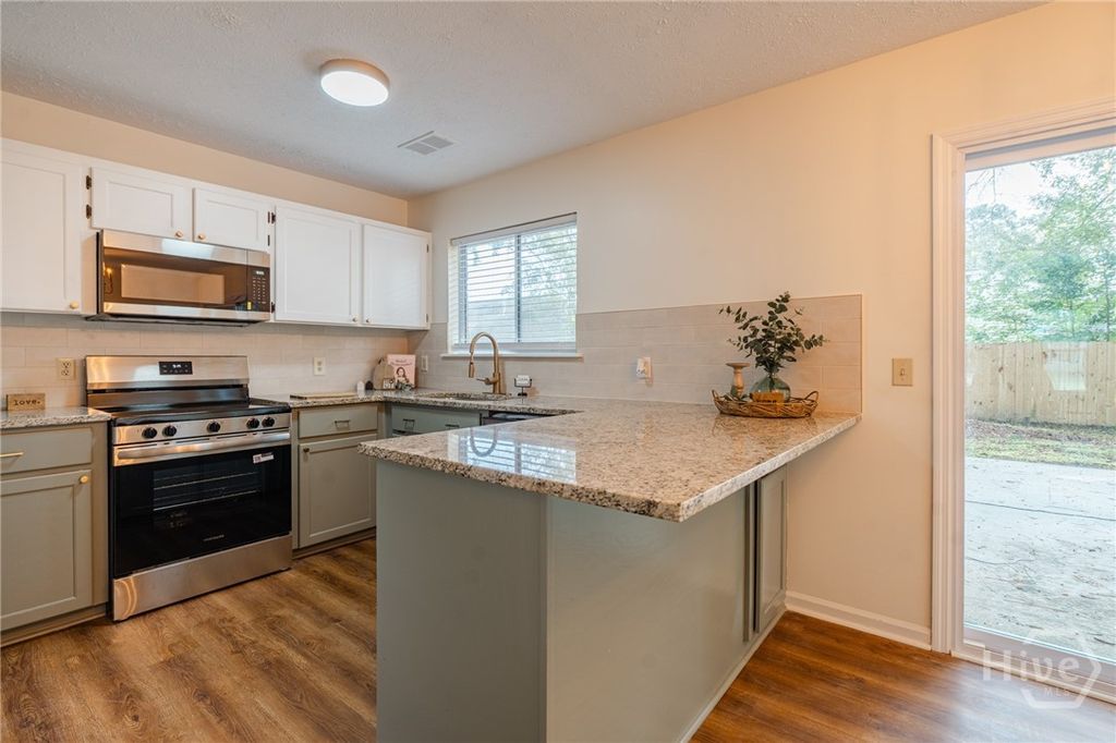 Image 11 of property listing at 28 Jack Snipe Court W, Richmond Hill, GA 31324