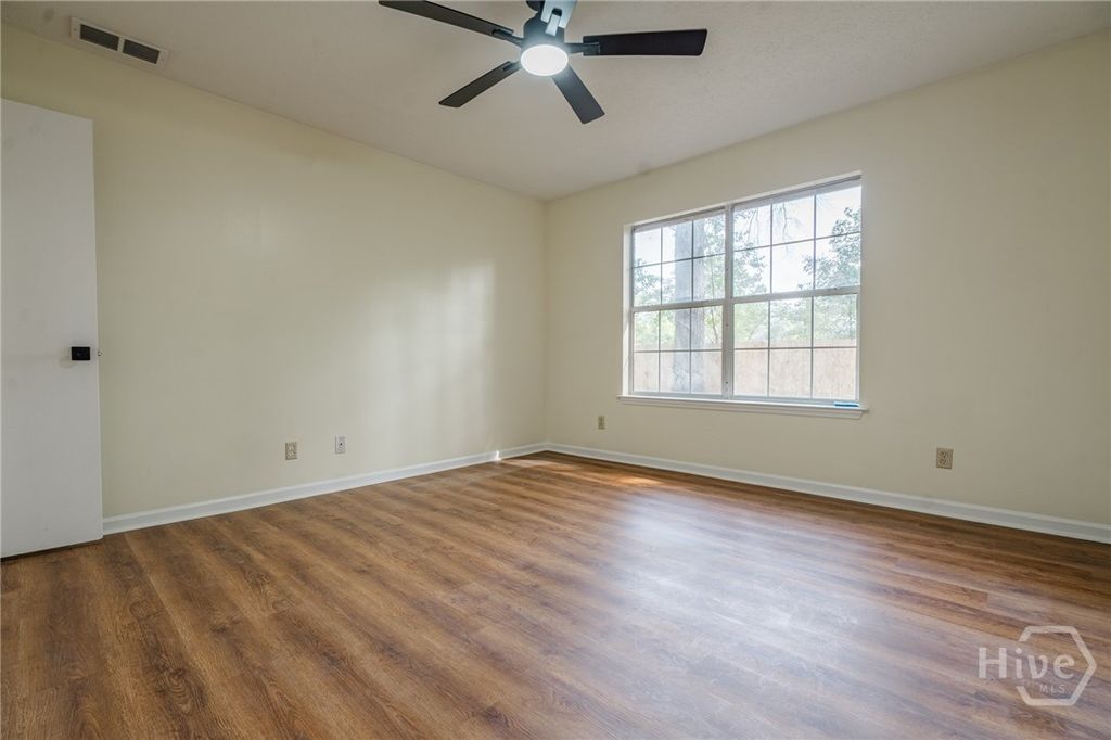 Image 23 of property listing at 28 Jack Snipe Court W, Richmond Hill, GA 31324