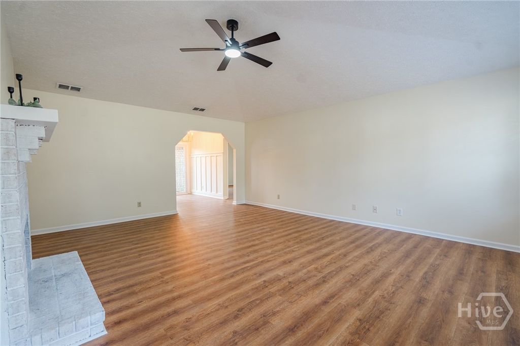 Image 4 of property listing at 28 Jack Snipe Court W, Richmond Hill, GA 31324