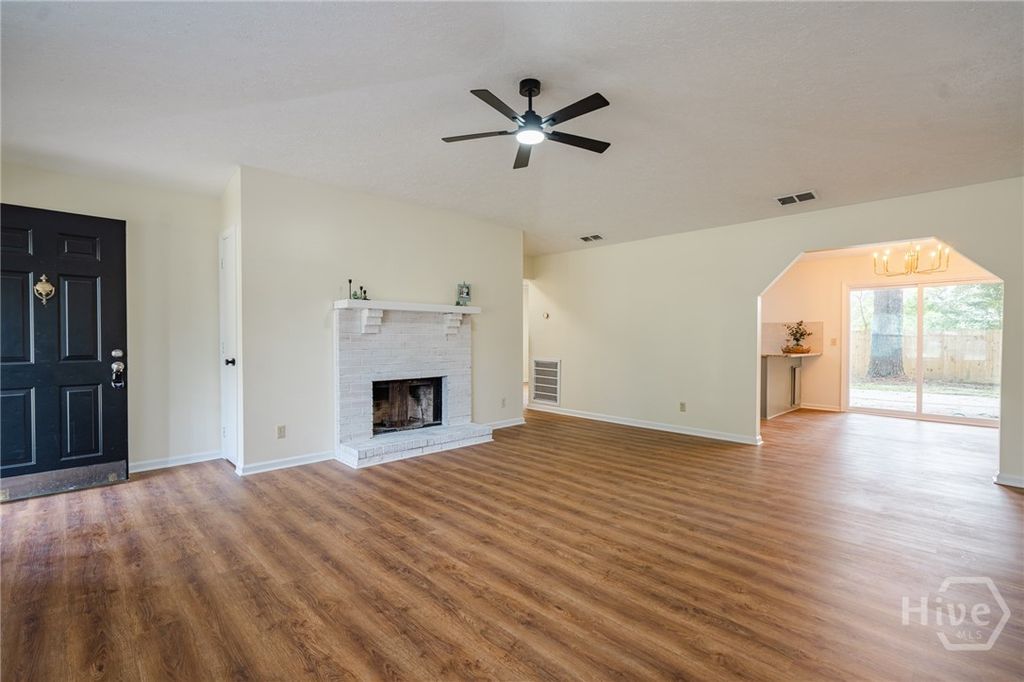 Image 5 of property listing at 28 Jack Snipe Court W, Richmond Hill, GA 31324