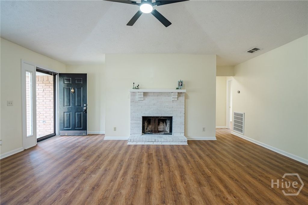 Image 6 of property listing at 28 Jack Snipe Court W, Richmond Hill, GA 31324