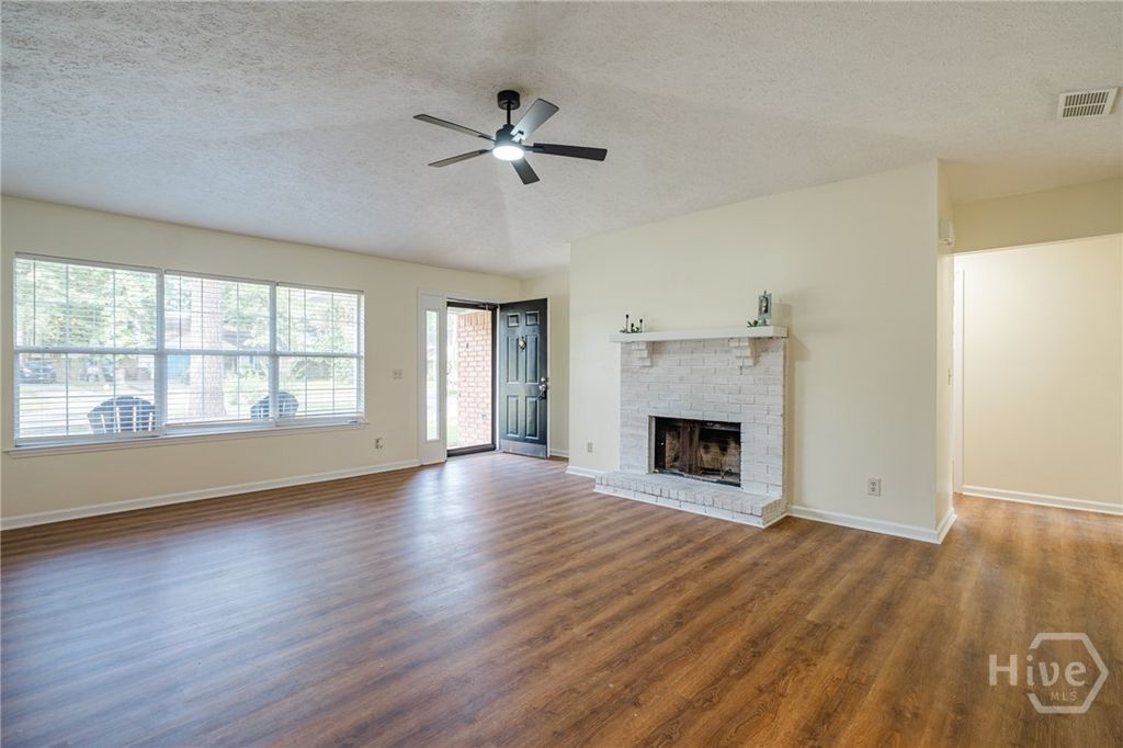 Image 7 of property listing at 28 Jack Snipe Court W, Richmond Hill, GA 31324