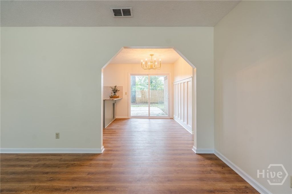 Image 8 of property listing at 28 Jack Snipe Court W, Richmond Hill, GA 31324