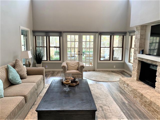 105 Birdie DR, The Hills, TX 78738