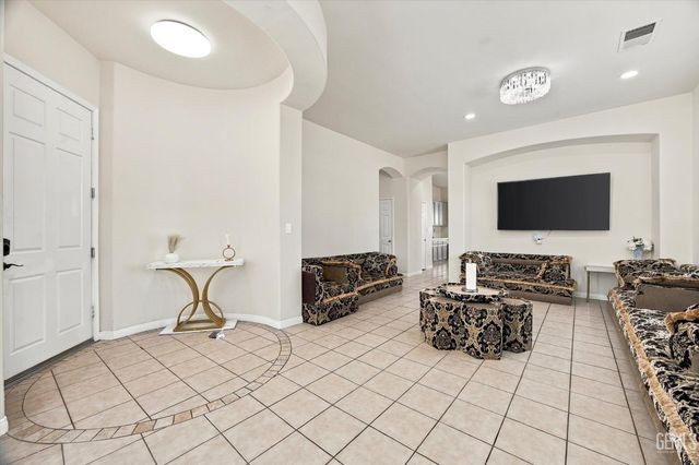 6608 Montagna Drive, Bakersfield, CA 93306
