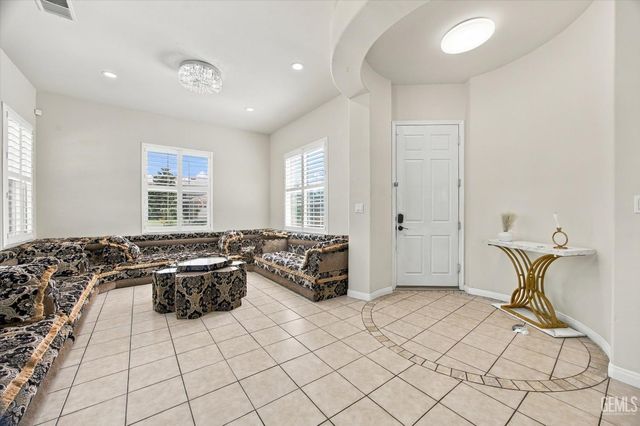 6608 Montagna Drive, Bakersfield, CA 93306