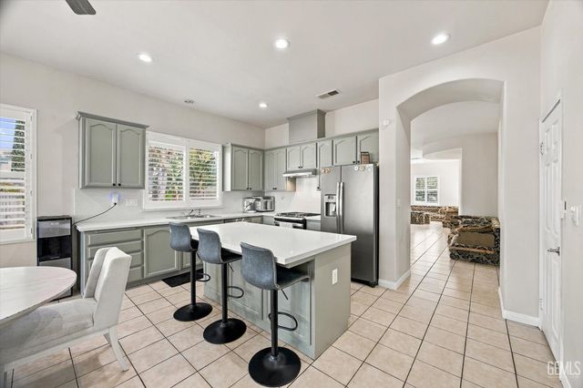 6608 Montagna Drive, Bakersfield, CA 93306