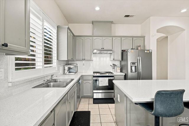 6608 Montagna Drive, Bakersfield, CA 93306