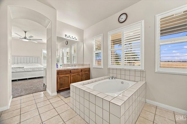 6608 Montagna Drive, Bakersfield, CA 93306