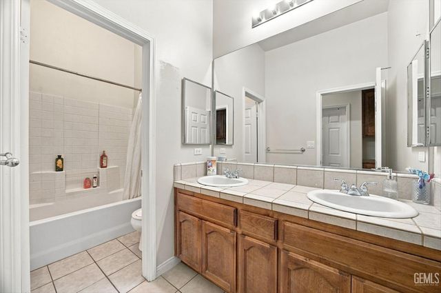 6608 Montagna Drive, Bakersfield, CA 93306
