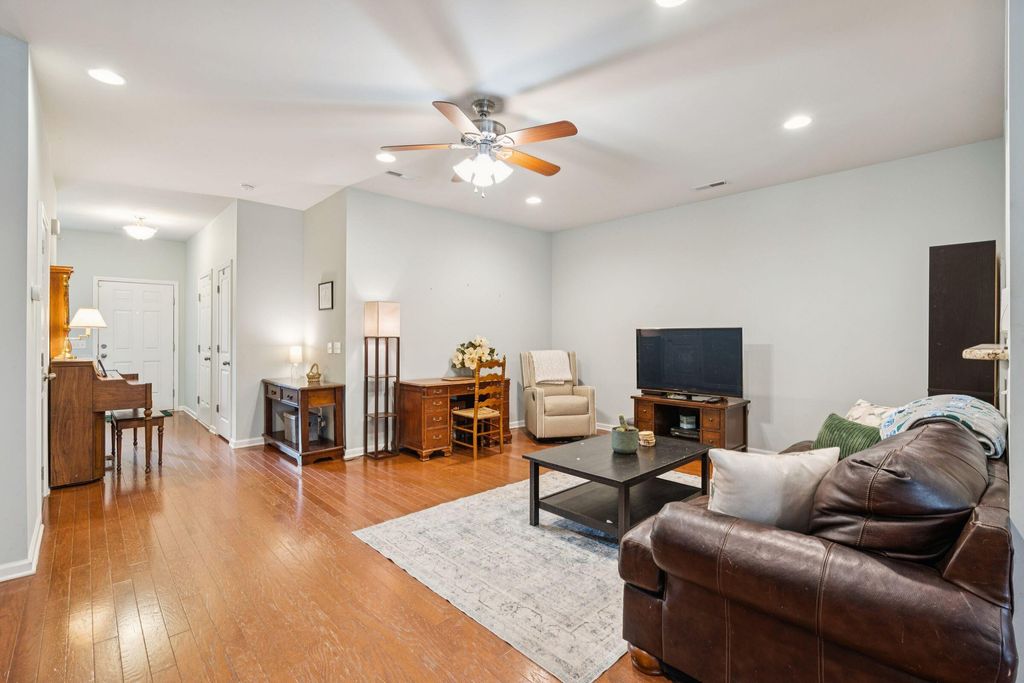 Image 6 of property listing at 1817 Heldsberg Drive, Charleston, SC 29414