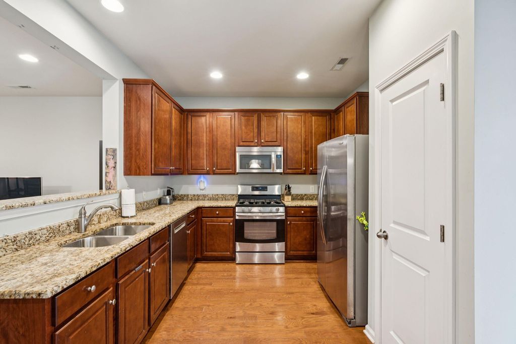 Image 9 of property listing at 1817 Heldsberg Drive, Charleston, SC 29414