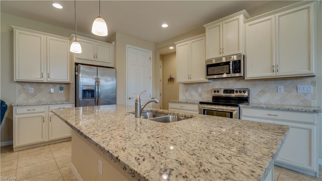 Image 10 of property listing at 2025 SW 19th PL, Cape Coral, FL 33991