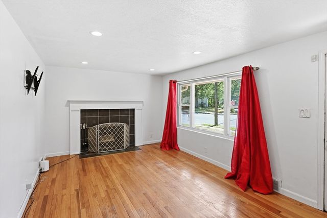 881 Roosevelt Ave, Springfield, MA 01109