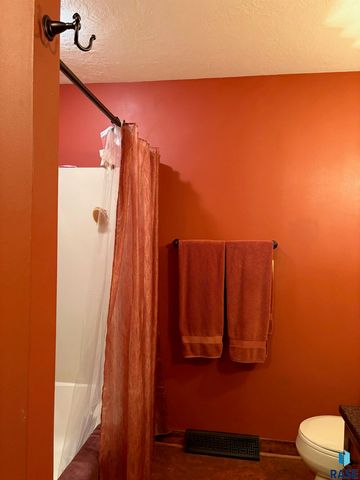 2115 S 4th Ave Avenue, Sioux Falls, SD 57105