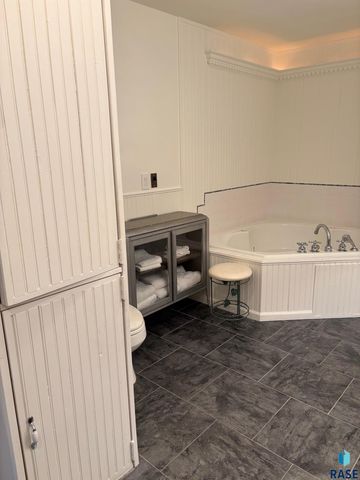 2115 S 4th Ave Avenue, Sioux Falls, SD 57105