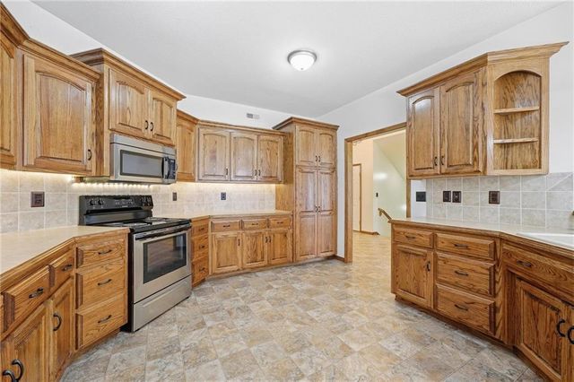 3904 SW Briarwood Oaks Drive, Blue Springs, MO 64015