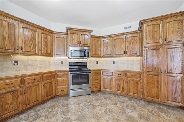 3904 SW Briarwood Oaks Drive, Blue Springs, MO 64015