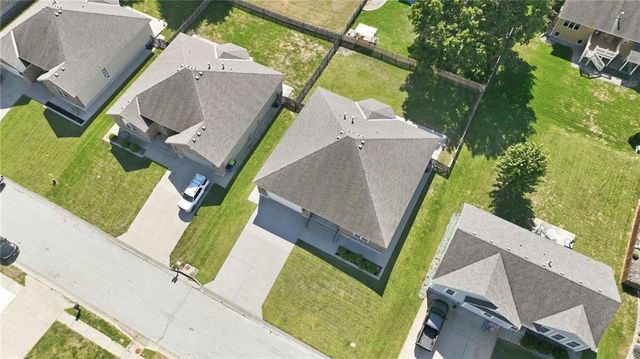 3904 SW Briarwood Oaks Drive, Blue Springs, MO 64015