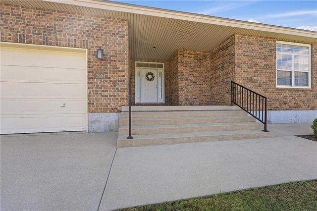 3904 SW Briarwood Oaks Drive, Blue Springs, MO 64015