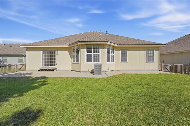 3904 SW Briarwood Oaks Drive, Blue Springs, MO 64015