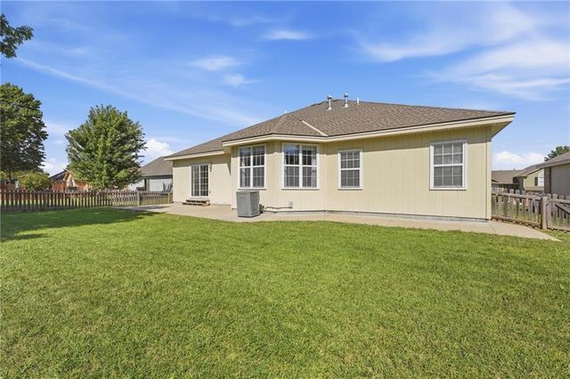3904 SW Briarwood Oaks Drive, Blue Springs, MO 64015
