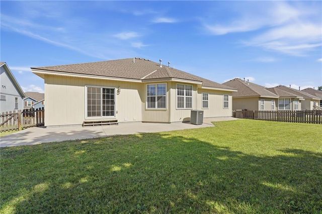 3904 SW Briarwood Oaks Drive, Blue Springs, MO 64015