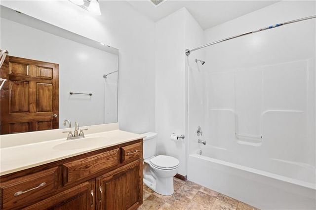 3904 SW Briarwood Oaks Drive, Blue Springs, MO 64015