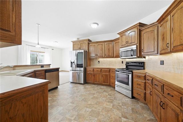 3904 SW Briarwood Oaks Drive, Blue Springs, MO 64015