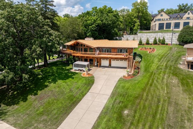 3113 W Canal Shore Drive, Leclaire, IA 52753