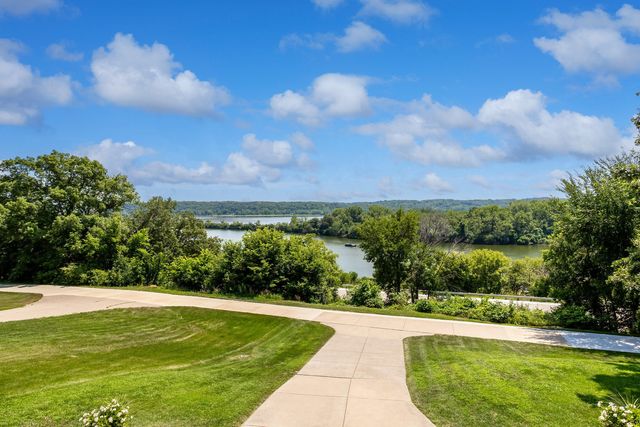 3113 W Canal Shore Drive, Leclaire, IA 52753