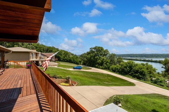 3113 W Canal Shore Drive, Leclaire, IA 52753