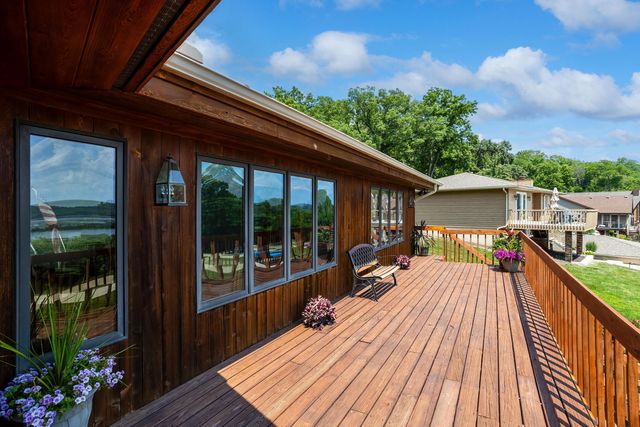 3113 W Canal Shore Drive, Leclaire, IA 52753